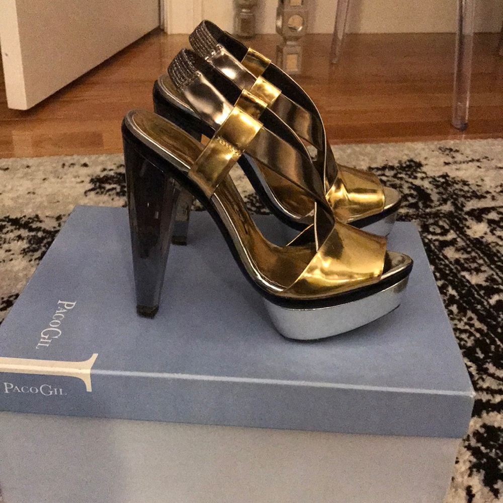 Peep toe sandals